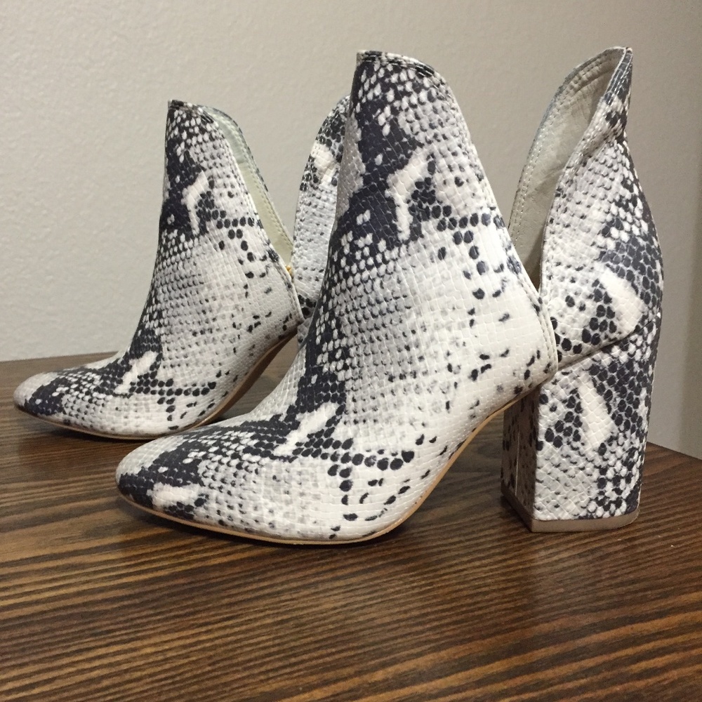 LIKE NEW [STEVE MADDEN] Snake Skin Print "Rookie" Boots Women's Size 6M